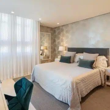 Beachfront luxury duplex penthouse within prestigious Puente Romano Resort, Marbella Golden Mile Picture 31