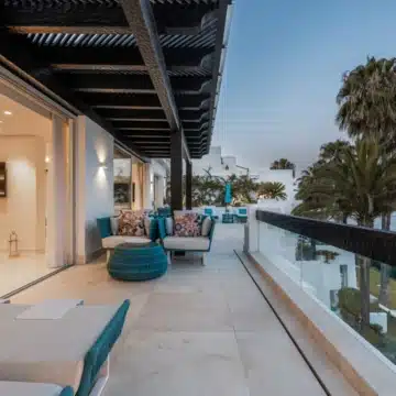 Beachfront luxury duplex penthouse within prestigious Puente Romano Resort, Marbella Golden Mile Picture 7