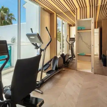 Beachfront luxury duplex penthouse within prestigious Puente Romano Resort, Marbella Golden Mile Picture 36