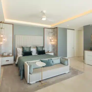 Beachfront luxury duplex penthouse within prestigious Puente Romano Resort, Marbella Golden Mile Picture 38