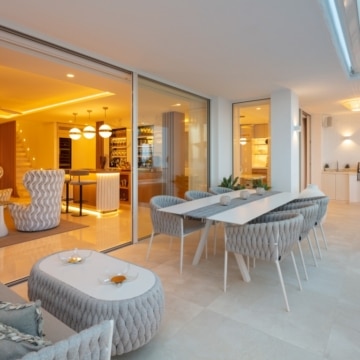 Beachfront luxury duplex penthouse within prestigious Puente Romano Resort, Marbella Golden Mile Picture 14