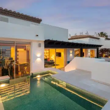 Beachfront luxury duplex penthouse within prestigious Puente Romano Resort, Marbella Golden Mile Picture 41
