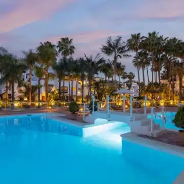 Beachfront luxury duplex penthouse within prestigious Puente Romano Resort, Marbella Golden Mile Picture 44