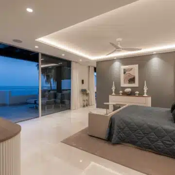 Beachfront luxury duplex penthouse within prestigious Puente Romano Resort, Marbella Golden Mile Picture 9