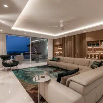Beachfront luxury duplex penthouse within prestigious Puente Romano Resort, Marbella Golden Mile Picture 12