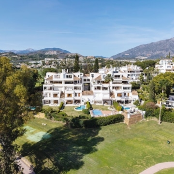 Frontline golf penthouse offering breathtaking views of the sea and golf in Alcores del Golf, Nueva Andalucia Picture 2