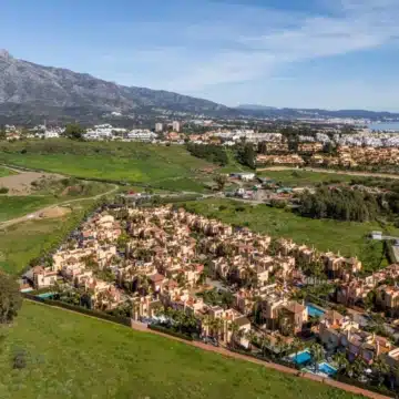 Charming townhouse in a serene gated community of Condes de Iza, Nueva Andalucia Picture 10