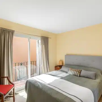 Charming townhouse in a serene gated community of Condes de Iza, Nueva Andalucia Picture 11