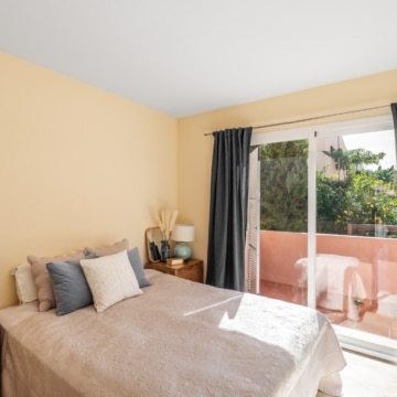 Charming townhouse in a serene gated community of Condes de Iza, Nueva Andalucia Picture 3