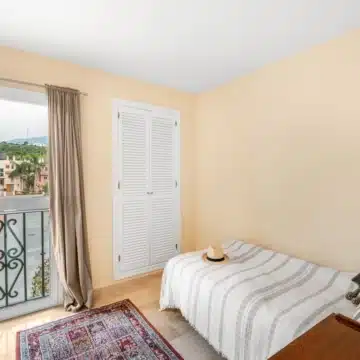 Charming townhouse in a serene gated community of Condes de Iza, Nueva Andalucia Picture 13