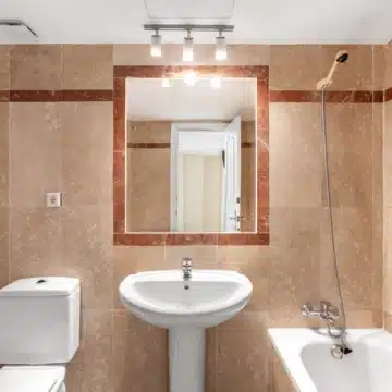 Charming townhouse in a serene gated community of Condes de Iza, Nueva Andalucia Picture 14