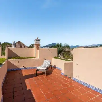 Charming townhouse in a serene gated community of Condes de Iza, Nueva Andalucia Picture 16