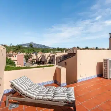 Charming townhouse in a serene gated community of Condes de Iza, Nueva Andalucia Picture 17