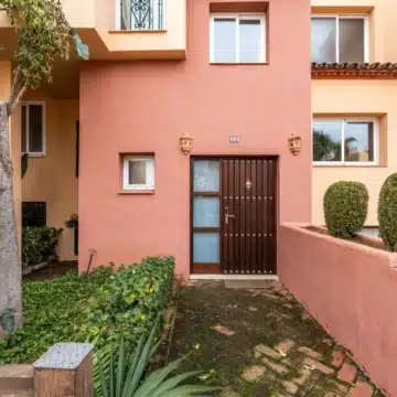 Charming townhouse in a serene gated community of Condes de Iza, Nueva Andalucia Picture 21