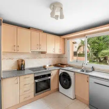 Charming townhouse in a serene gated community of Condes de Iza, Nueva Andalucia Picture 5