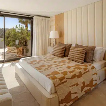 Enchanting villa with fascinating architecture nestled in Aloha, Nueva Andalucia Picture 13