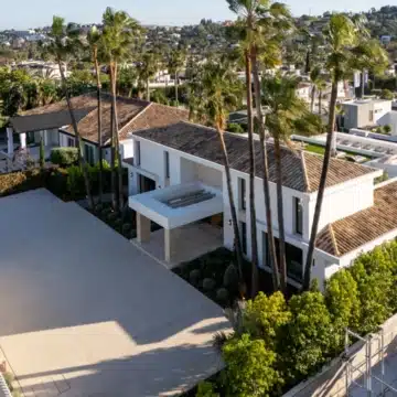 Enchanting villa with fascinating architecture nestled in Aloha, Nueva Andalucia Picture 42