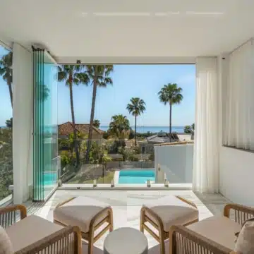 Contemporary villa in the prestigious gated community of Altos Reales, Marbella Golden Mile Picture 11