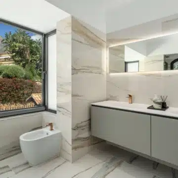 Contemporary villa in the prestigious gated community of Altos Reales, Marbella Golden Mile Picture 14