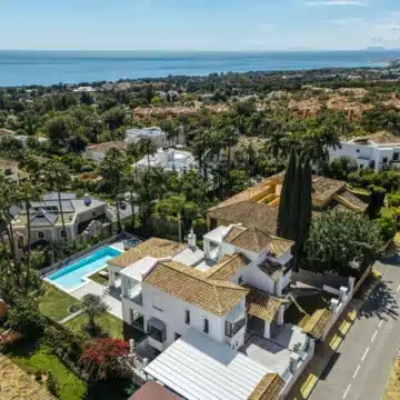 Contemporary villa in the prestigious gated community of Altos Reales, Marbella Golden Mile Picture 6