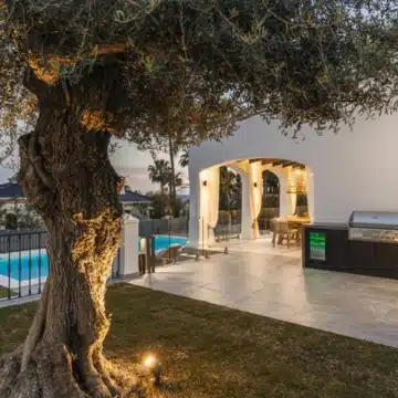 Contemporary villa in the prestigious gated community of Altos Reales, Marbella Golden Mile Picture 26