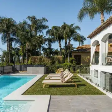 Contemporary villa in the prestigious gated community of Altos Reales, Marbella Golden Mile Picture 3