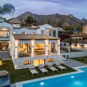 Contemporary villa in the prestigious gated community of Altos Reales, Marbella Golden Mile Picture 7