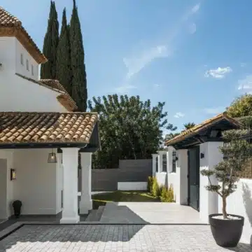 Contemporary villa in the prestigious gated community of Altos Reales, Marbella Golden Mile Picture 9