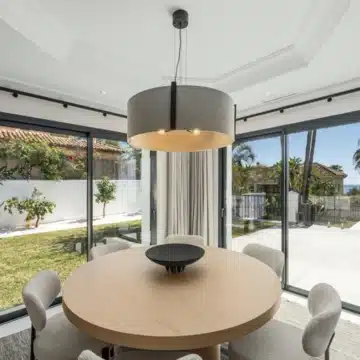 Contemporary villa in the prestigious gated community of Altos Reales, Marbella Golden Mile Picture 5