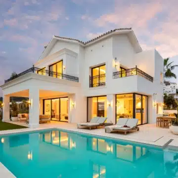 Refurbished villa offering spectacular views in the prestigious gated community of Los Arqueros, Benahavis Picture 2