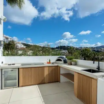 Refurbished villa offering spectacular views in the prestigious gated community of Los Arqueros, Benahavis Picture 14