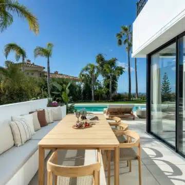 Refurbished villa offering spectacular views in the prestigious gated community of Los Arqueros, Benahavis Picture 9