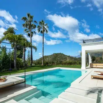 Refurbished villa offering spectacular views in the prestigious gated community of Los Arqueros, Benahavis Picture 15