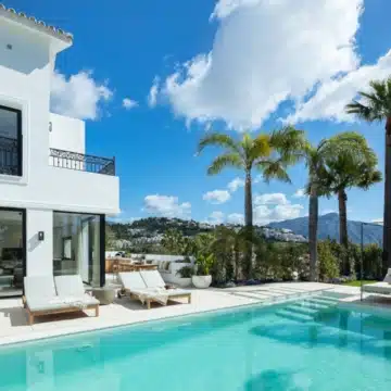 Refurbished villa offering spectacular views in the prestigious gated community of Los Arqueros, Benahavis Picture 16
