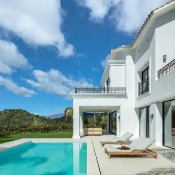 Refurbished villa offering spectacular views in the prestigious gated community of Los Arqueros, Benahavis Picture 19