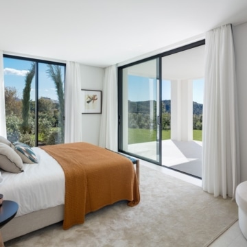 Contemporary villa with panoramic sea views in Lomas de La Quinta, Benahavis Picture 11