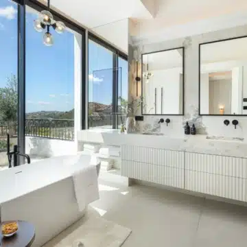 Refurbished villa offering spectacular views in the prestigious gated community of Los Arqueros, Benahavis Picture 22