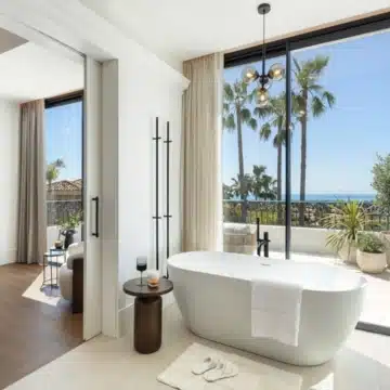 Refurbished villa offering spectacular views in the prestigious gated community of Los Arqueros, Benahavis Picture 23