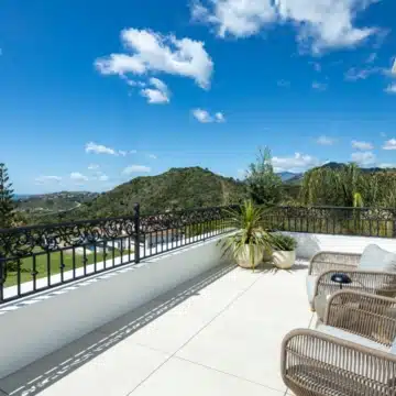 Refurbished villa offering spectacular views in the prestigious gated community of Los Arqueros, Benahavis Picture 25