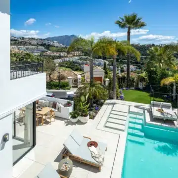 Refurbished villa offering spectacular views in the prestigious gated community of Los Arqueros, Benahavis Picture 26