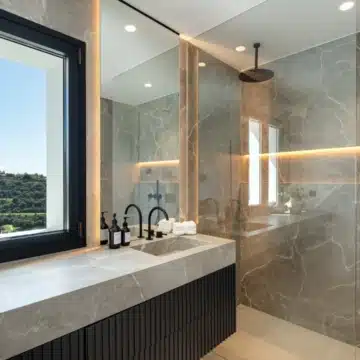 Refurbished villa offering spectacular views in the prestigious gated community of Los Arqueros, Benahavis Picture 28