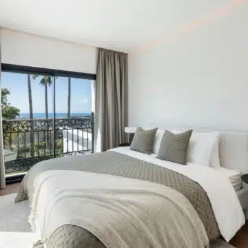 Refurbished villa offering spectacular views in the prestigious gated community of Los Arqueros, Benahavis Picture 29