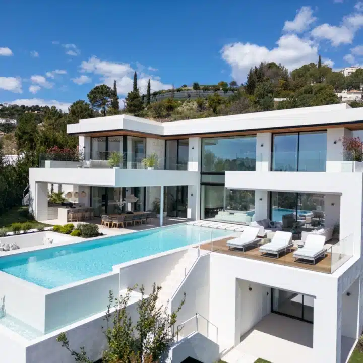 Contemporary villa with panoramic sea views in Lomas de La Quinta, Benahavis Picture