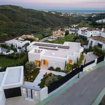 Contemporary villa with panoramic sea views in Lomas de La Quinta, Benahavis Picture 31