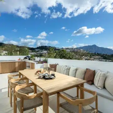 Refurbished villa offering spectacular views in the prestigious gated community of Los Arqueros, Benahavis Picture 10
