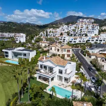 Refurbished villa offering spectacular views in the prestigious gated community of Los Arqueros, Benahavis Picture 40