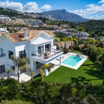 Refurbished villa offering spectacular views in the prestigious gated community of Los Arqueros, Benahavis Picture 41