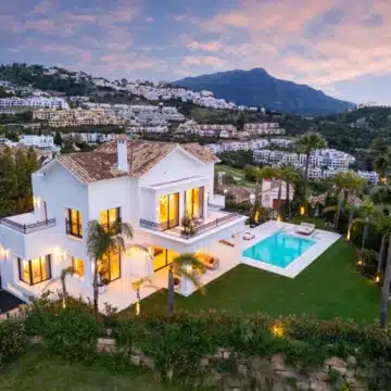 Refurbished villa offering spectacular views in the prestigious gated community of Los Arqueros, Benahavis Picture 42