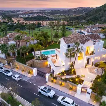 Refurbished villa offering spectacular views in the prestigious gated community of Los Arqueros, Benahavis Picture 44