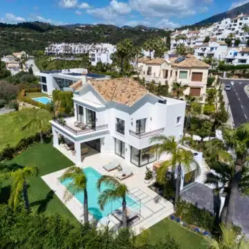 Refurbished villa offering spectacular views in the prestigious gated community of Los Arqueros, Benahavis Picture 45